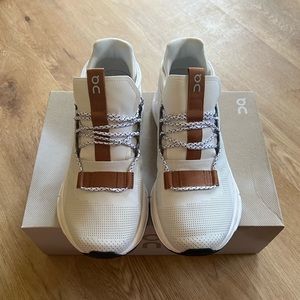 NIB On Running Cloudnova size 8.5 White/Pearl